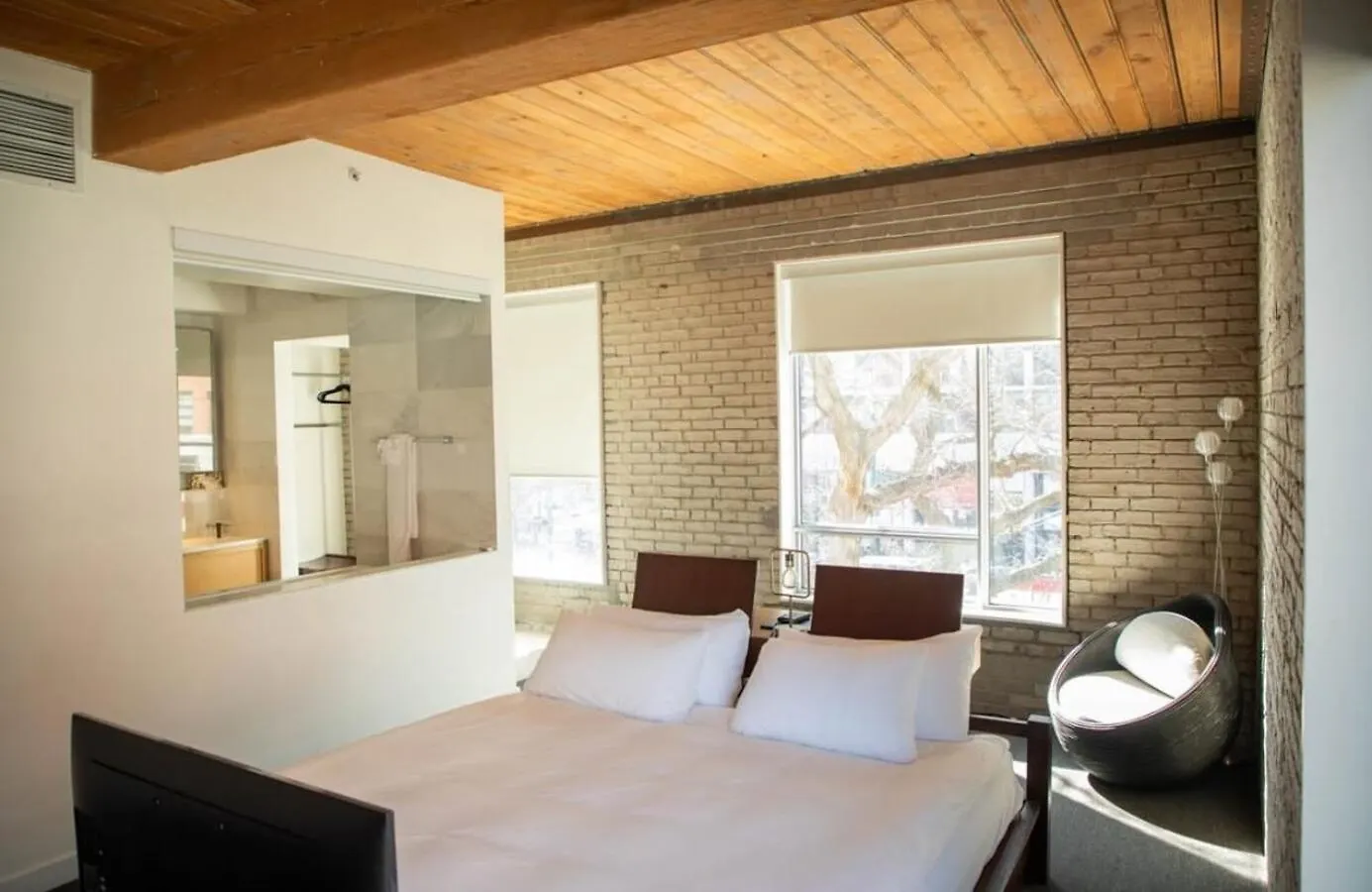 7 Best Central Hotels in Toronto's Fashion District