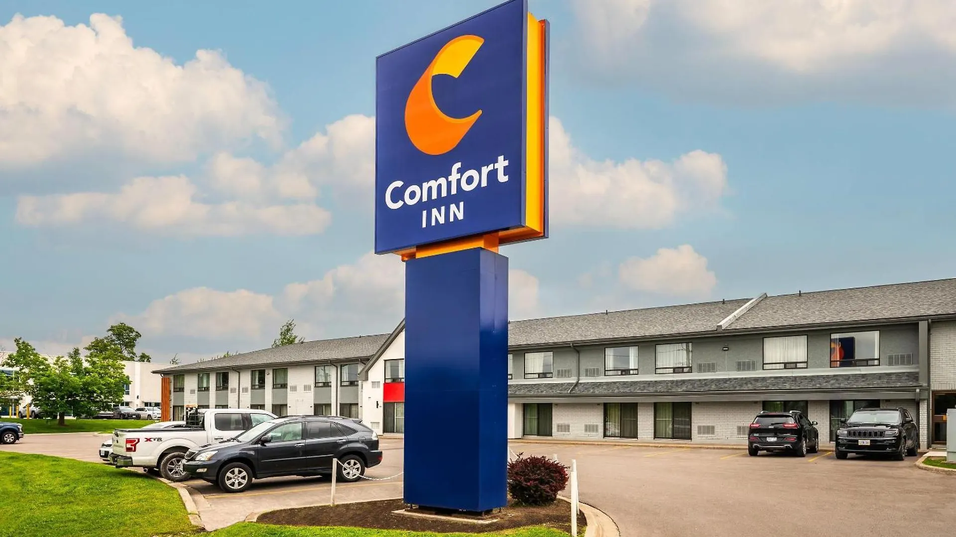 4 Budget Hotels Near Crystal Palace Moncton for Smart Stays